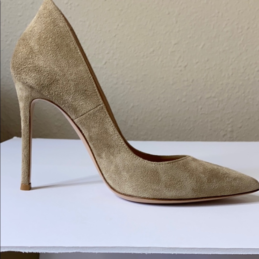 Gianvito Rossi Suede Ellpsis Pump